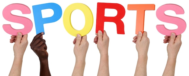 Gruppo multietnico di persone che detengono la parola sport