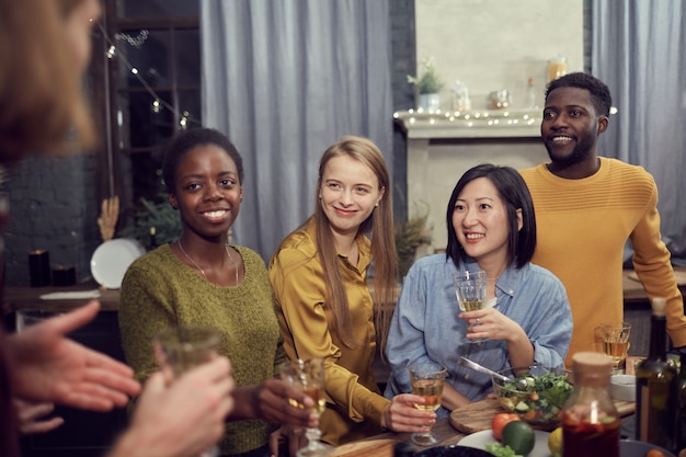 Gruppo multietnico di persone che si godono la festa