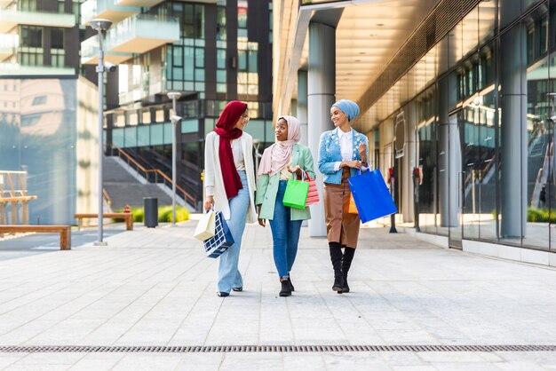 Gruppo multietnico di ragazze musulmane che indossano abiti casual e tradizionali legami con l'hijab