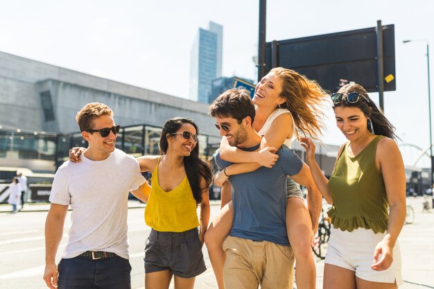 Gruppo multirazziale di amici insieme in città