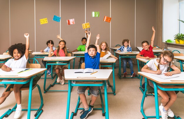 Gruppo multirazziale di bambini della scuola primaria