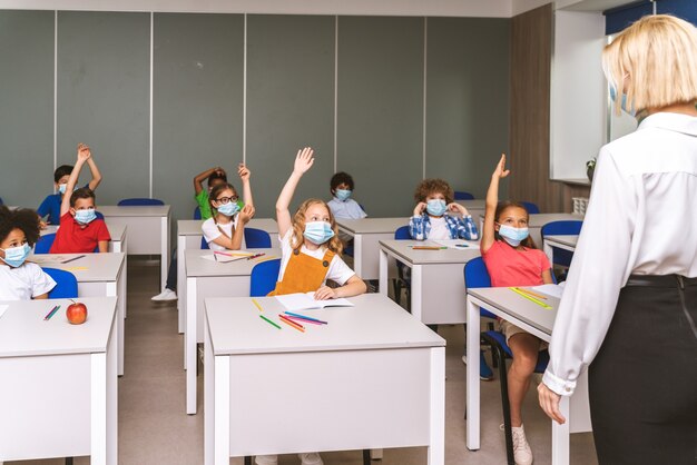 Gruppo multirazziale di bambini della scuola primaria