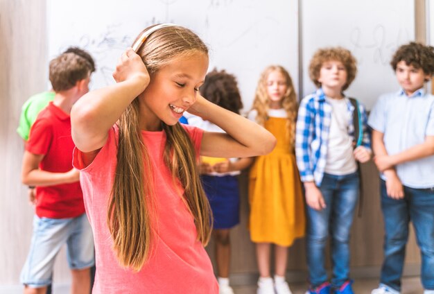 Gruppo multirazziale di bambini della scuola primaria