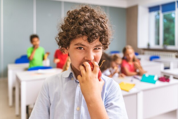 Gruppo multirazziale di bambini della scuola primaria