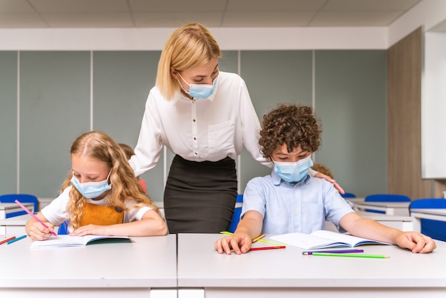 Gruppo multirazziale di bambini della scuola primaria