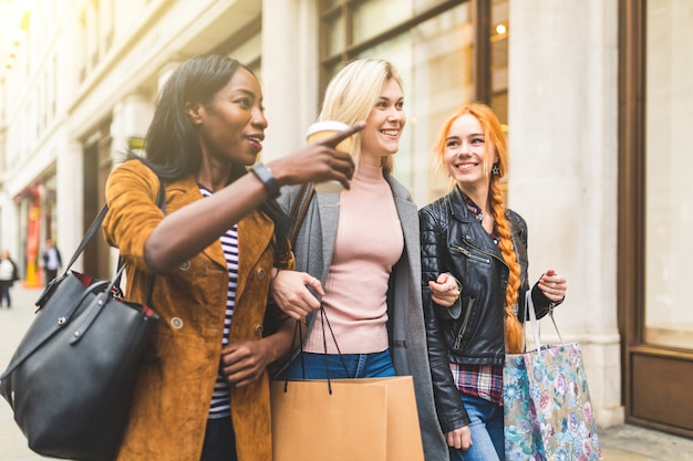 Gruppo multirazziale di donne che fanno shopping e camminano in città