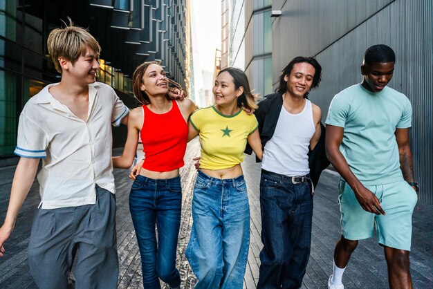 Gruppo multirazziale di giovani amici felici che si legano a Londra studenti adolescenti multietnici che si incontrano e si divertono nell'area di Tower Bridge Regno Unito Concetti su viaggi e turismo per lo stile di vita dei giovani