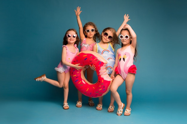 gruppo ragazze bambini in costume da bagno e occhiali da sole