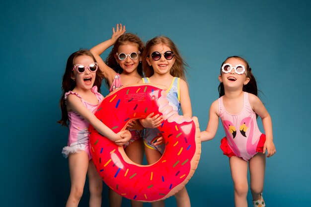 gruppo ragazze bambini in costume da bagno e occhiali da sole