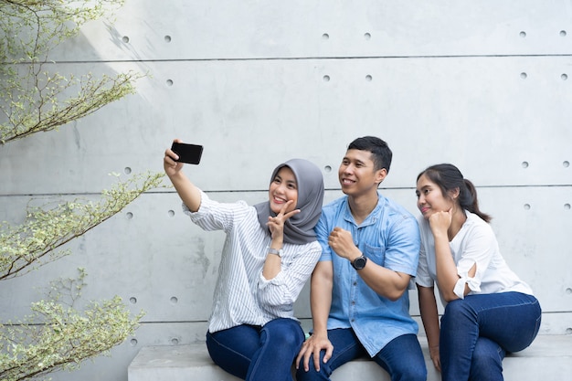 Gruppo selfie di amici quando esci