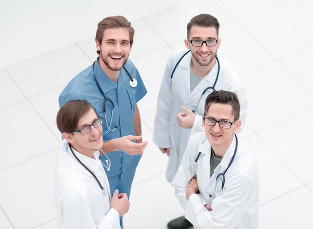 Gruppo sorridente di medici che discutono