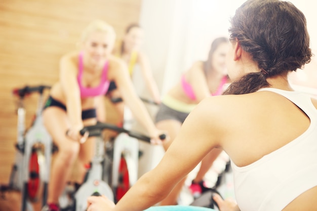 gruppo sportivo di donne durante una lezione di spinning