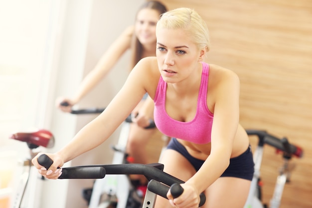 gruppo sportivo di donne durante una lezione di spinning