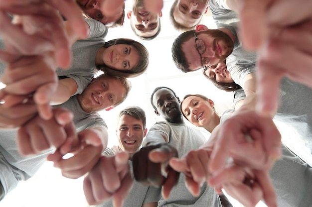 Gruppo vista dal basso di giovani di successo che guardano la cam