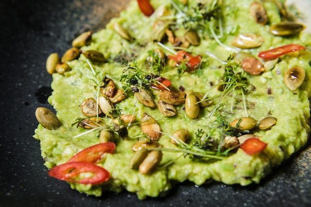 Guacamole con arachidi tostate