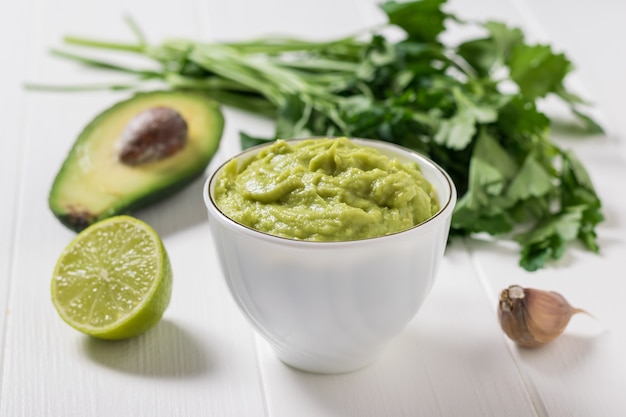 Guacamole con lime ed erbe aromatiche. Dieta vegetariana cibo messicano avocado. Cibo crudo.