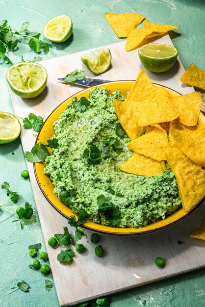 Guacamole con nachos Cibo di strada messicano