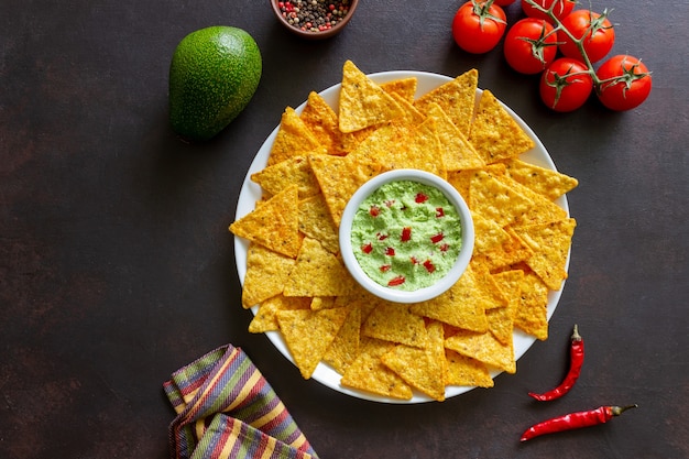 Guacamole con nachos di chips di mais. Cibo messicano. Cibo vegetariano.