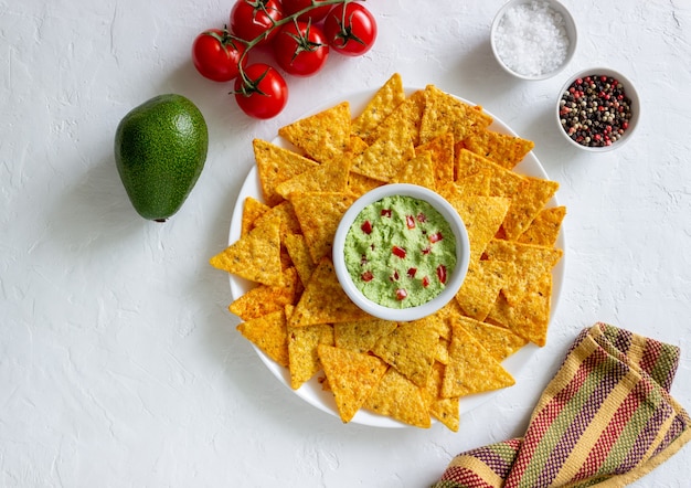 Guacamole con nachos di chips di mais. Cibo messicano. Cibo vegetariano.