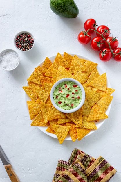 Guacamole con nachos di chips di mais. Cibo messicano. Cibo vegetariano.