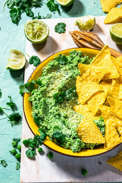 Guacamole di piselli verdi con nachos Cibo per feste sano alternativo all'avocado