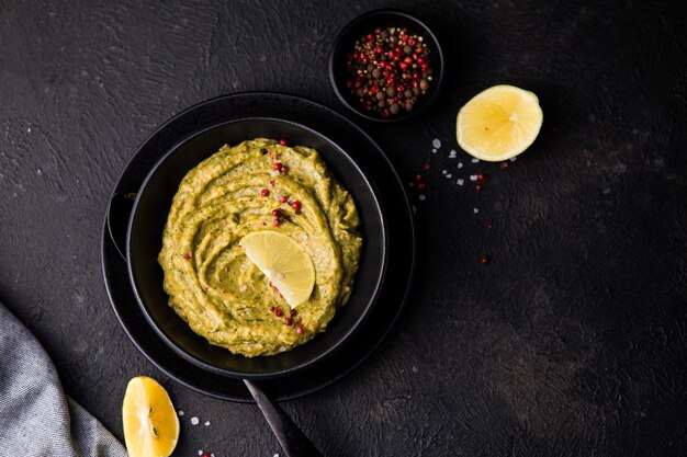 Guacamole fresco. Cucina casalinga. Cibo sano.