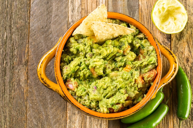 Guacamole fresco fatto in casa nella ciotola.