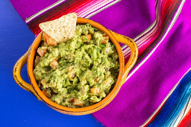 Guacamole fresco fatto in casa nella ciotola.