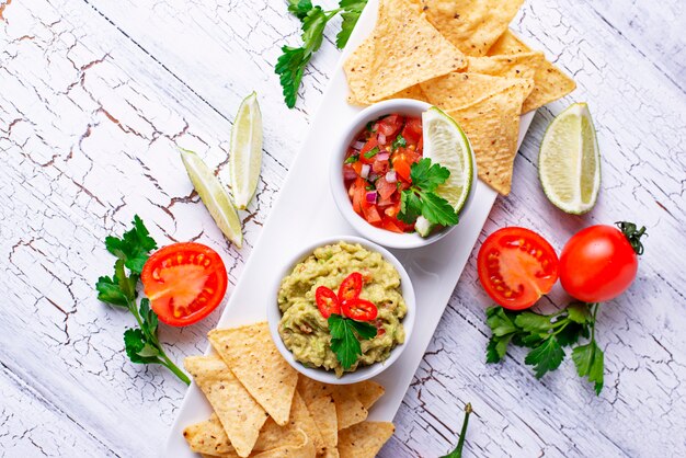 Guacamole, salsa di pomodoro e nachos chips