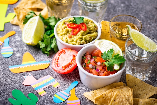 Guacamole, salsa, nachos e tequila