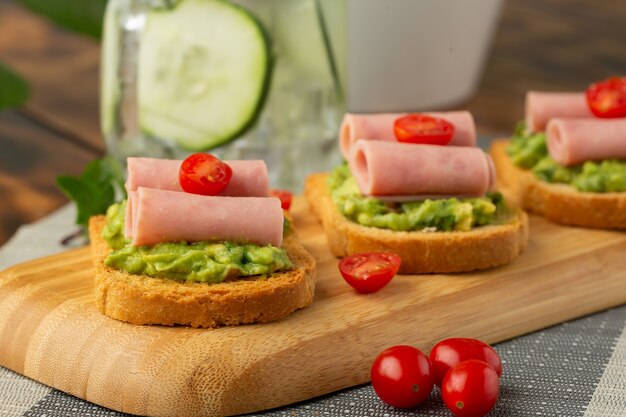 Guacamole toast, pasto sano a basso contenuto di grassi con acqua di cetriolo