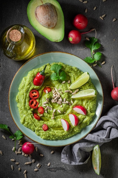 Guacamole vegano e fresco con cracker alle erbe e semi di girasole