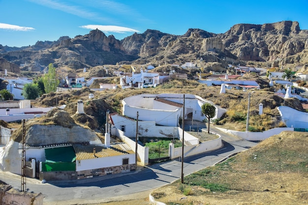 Guadix Spagna 09 novembre 2019 La vista dalla collina a Guadix è famosa per le sue case rupestri Queste case rupestri si trovano sulle colline e si trovano nel quartiere troglodita Barrio Troglodyte della città