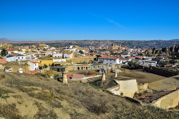 Guadix Spagna 09 novembre 2019 La vista dalla collina a Guadix è famosa per le sue case rupestri Queste case rupestri si trovano sulle colline e si trovano nel quartiere troglodita Barrio Troglodyte della città