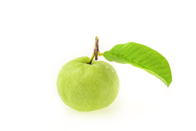 Guaiava (frutta), isolata su sfondo bianco, frutta tropicale