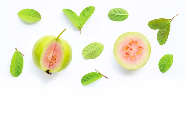 Guaiava rosa con le foglie su fondo bianco.