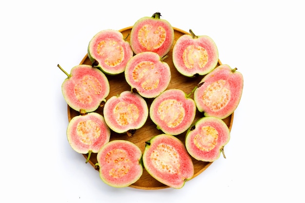 Guaiava rosa fresca su sfondo bianco