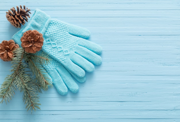 Guanti blu e abete di Natale su fondo di legno