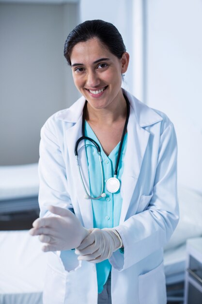 Guanti da portare del bello medico in ospedale