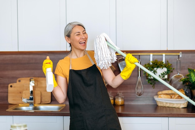 Guanti grembiule casalinga asiatica allegra danza cucina mop detersivo