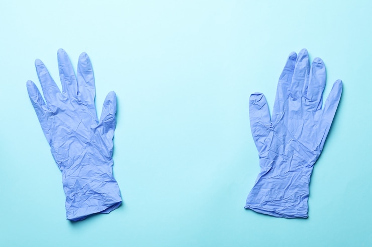 Foto guanti medici sull'azzurro