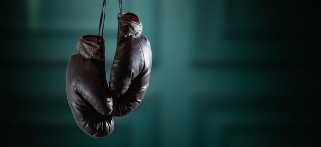 Guantoni da boxe appesi