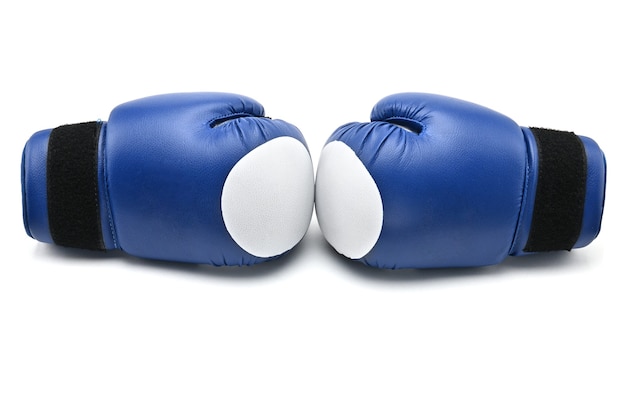 Guantoni da boxe blu isolati su bianco