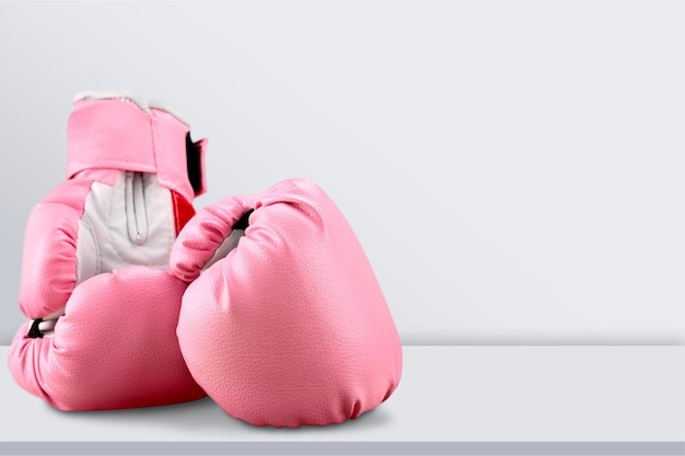 Guantoni da boxe rosa sullo sfondo