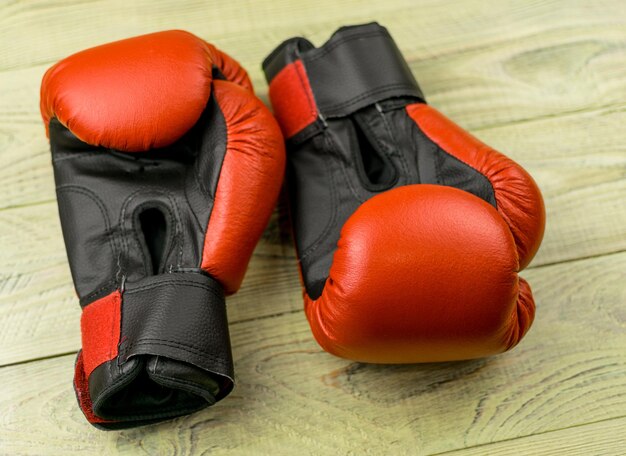 Guantoni da boxe su uno sfondo di legno