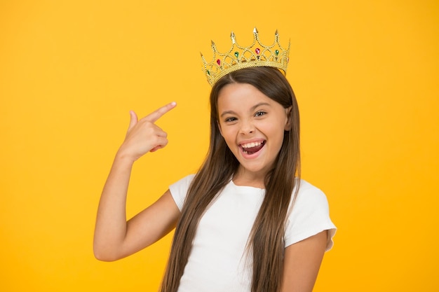 Guarda che la più grande ricompensa infanzia felice buona motivazione per bambino bambino glamour moda vivere nel lusso bambino sogno è essere principessa piccola ragazza indossare corona d'oro piccola reginetta di bellezza