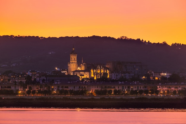 Guarda da Hondarribia, cittadina vicino a Donostia-San Sebastian e una delle città più belle di tutto il Paese Basco.