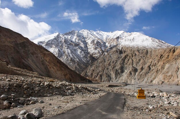 Guarda il paesaggio con le montagne dell'Himalaya e tra l'autostrada Diskit Turtok e la strada del lago Pangong vai al lago delle praterie alte Pangong Tso mentre la stagione invernale a Leh Ladakh in Jammu e Kashmir India