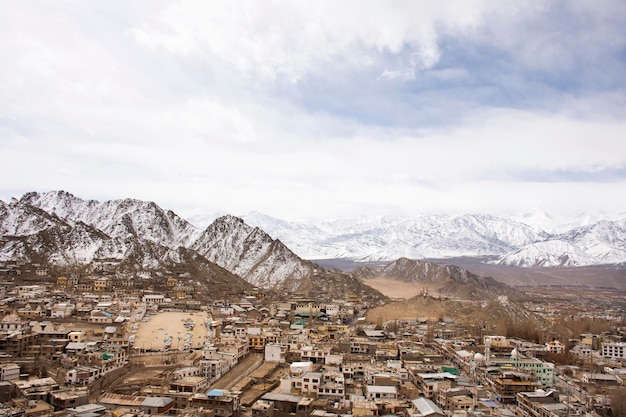 Guarda il paesaggio e il paesaggio urbano del villaggio di Leh Ladakh con la catena montuosa dell'Himalaya dal punto di vista del Palazzo di Leh Stok durante la stagione invernale a Jammu e Kashmir India