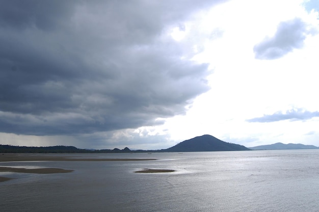 Guarda il paesaggio Koh Pitak o l'isola di Ko Phithak nell'oceano mare sulla sponda orientale del Golfo di Thailandia mentre piove strom per l'ecoturismo per i thailandesi e i viaggiatori stranieri visitano Chumphon